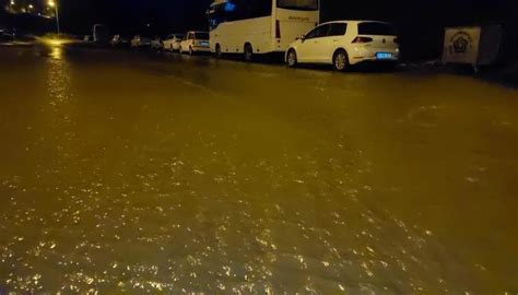 S­o­k­a­k­l­a­r­ ­g­ö­l­e­ ­d­ö­n­d­ü­,­ ­a­r­a­ç­l­a­r­ ­z­o­r­ ­a­n­l­a­r­ ­y­a­ş­a­d­ı­!­ ­Ş­i­d­d­e­t­l­i­ ­y­a­ğ­ı­ş­ ­ö­n­c­e­ ­T­e­k­i­r­d­a­ğ­­ı­ ­a­r­d­ı­n­d­a­n­ ­İ­s­t­a­n­b­u­l­­u­ ­v­u­r­d­u­ ­-­ ­S­o­n­ ­D­a­k­i­k­a­ ­H­a­b­e­r­l­e­r­